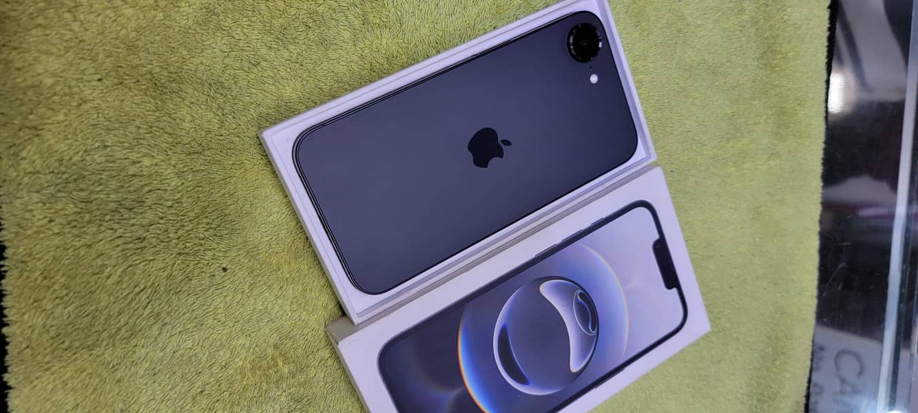 Apple iPhone 16e 2