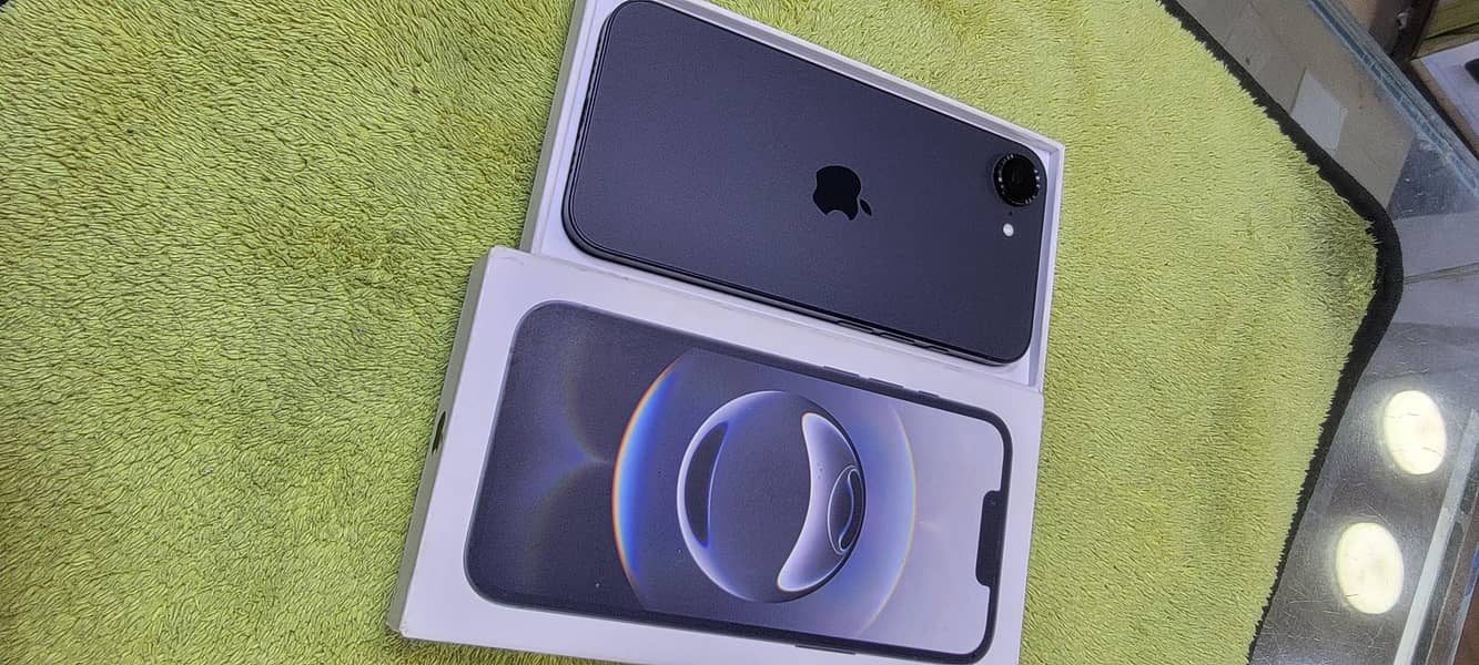 Apple iPhone 16e 3