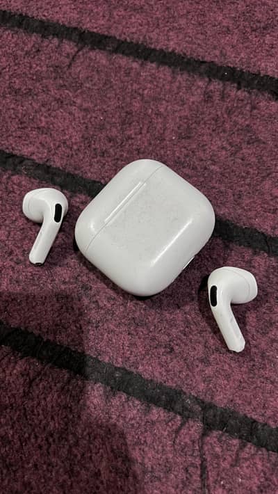 AIRPODS 4 WITH ACTIVE NOISE CANCELLATION