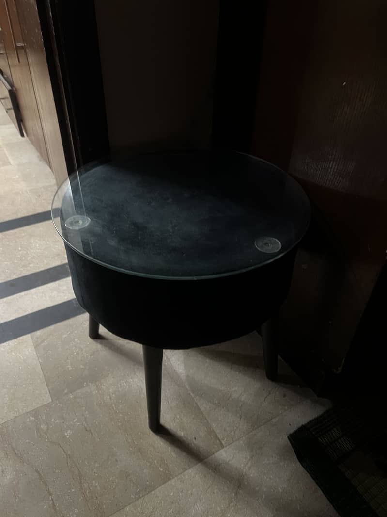 Chairs with table 1