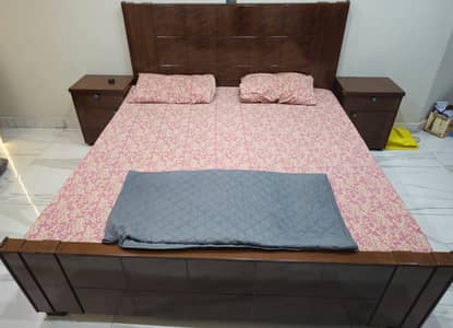 King Size Bed + 2 Side Tables