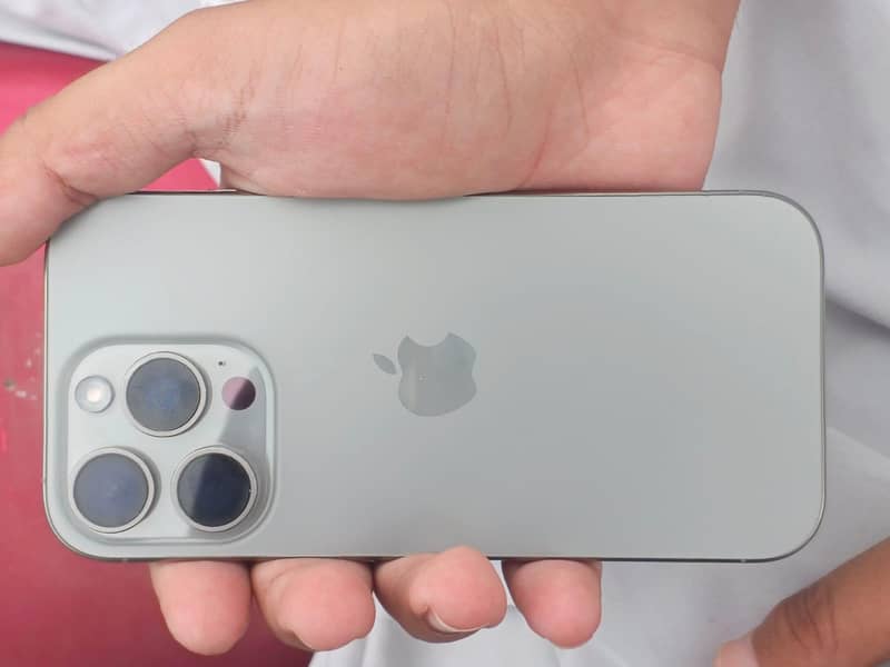 Apple iPhone 16 Pro 0