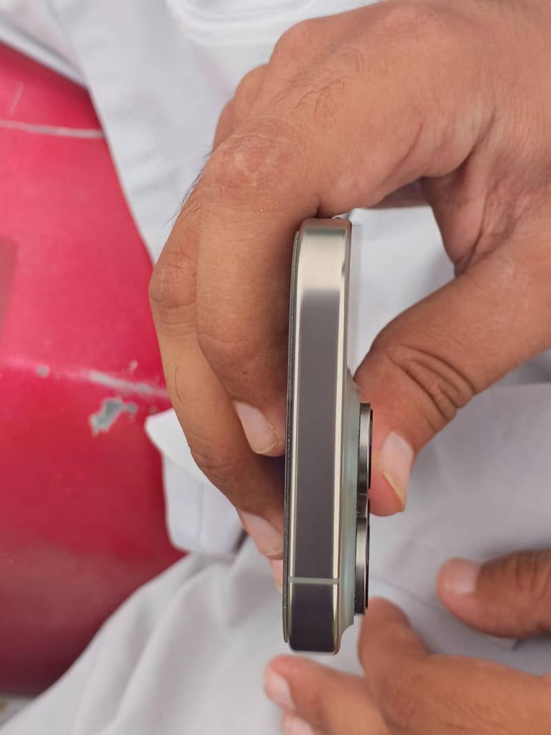 Apple iPhone 16 Pro 1