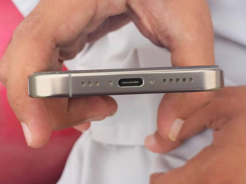 Apple iPhone 16 Pro 3
