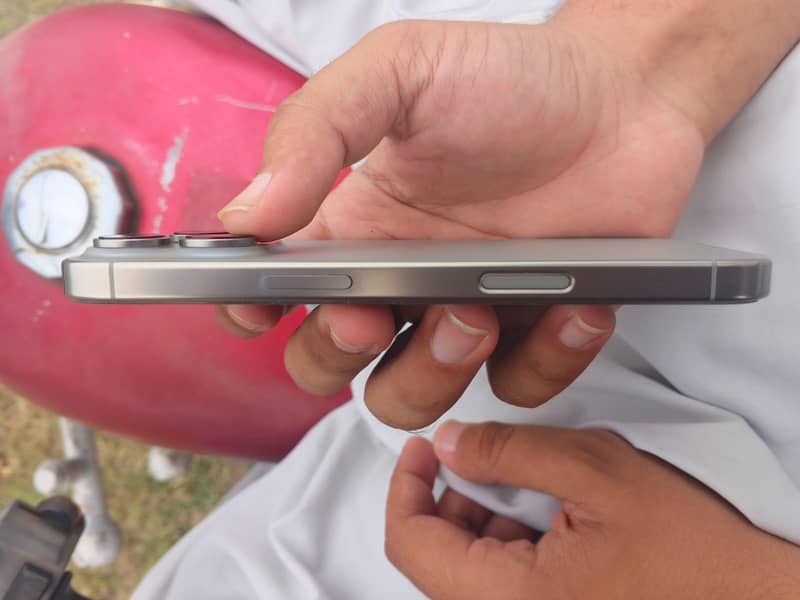 Apple iPhone 16 Pro 4