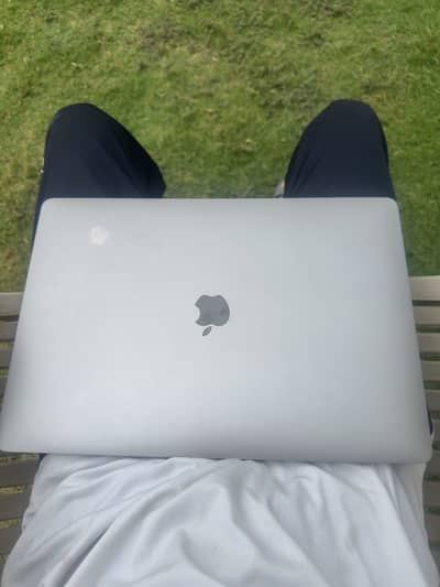 Macpro 15 inch with touch bar