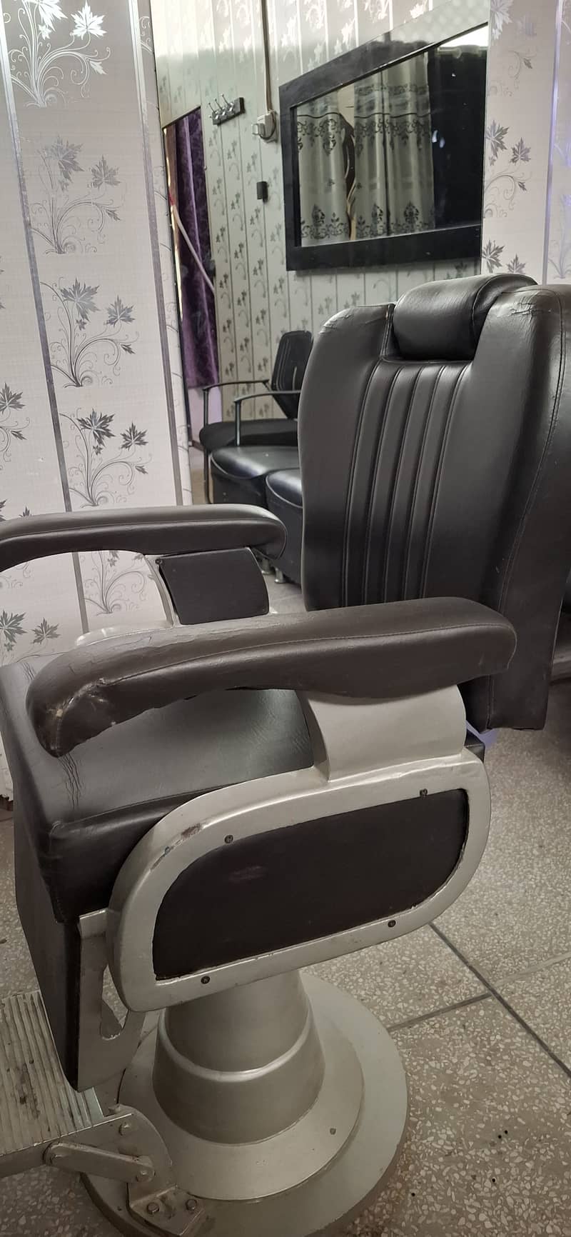 Salon chairs 0