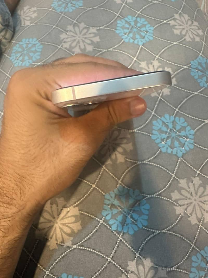 Apple iPhone 13 2