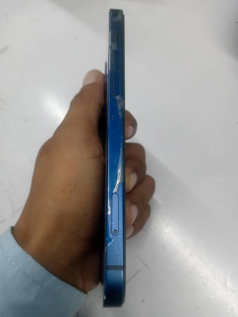 Apple iPhone 12 4
