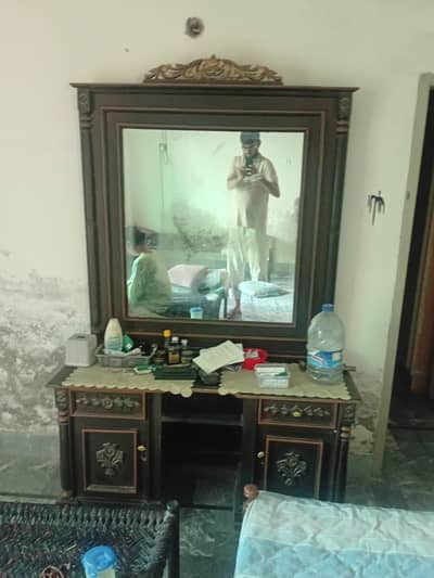 The dressing table and dining table 4 seater for sale