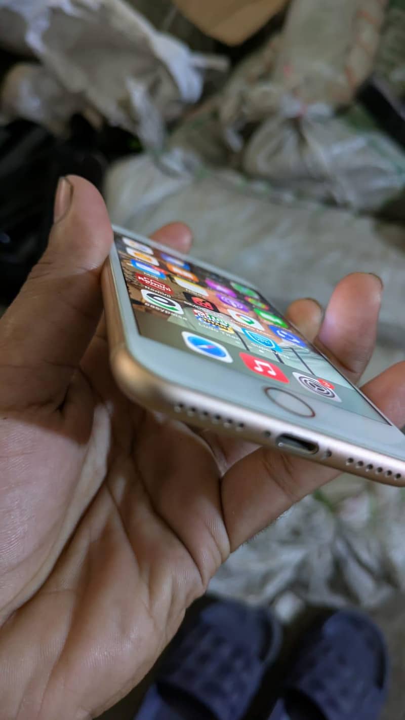 Apple iPhone 8 3