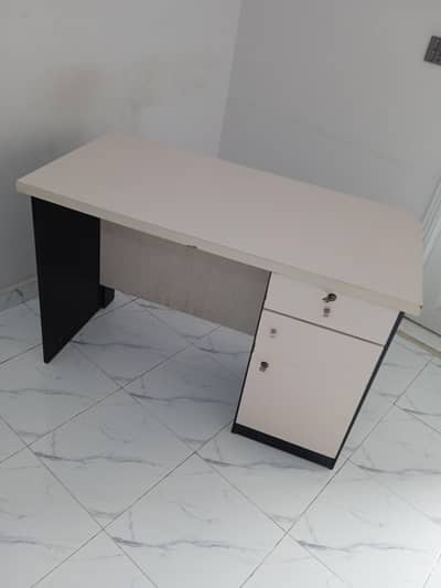 1 office Table and 2 chairs
