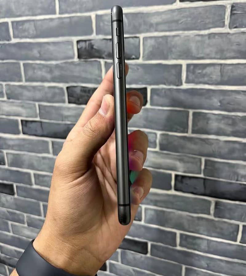 Apple iPhone 11 4
