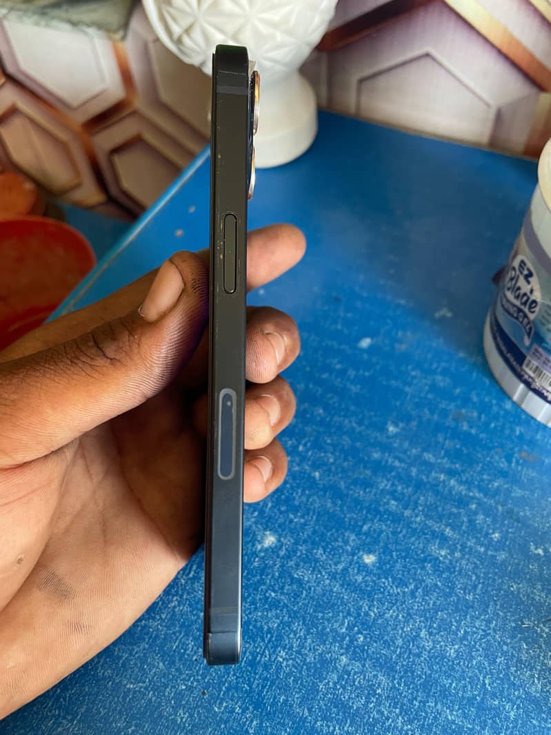 Apple iPhone 13 5