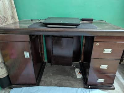 Office table Dark brown in new like condition