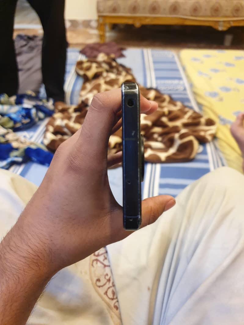 Sharp Aquos r7 4
