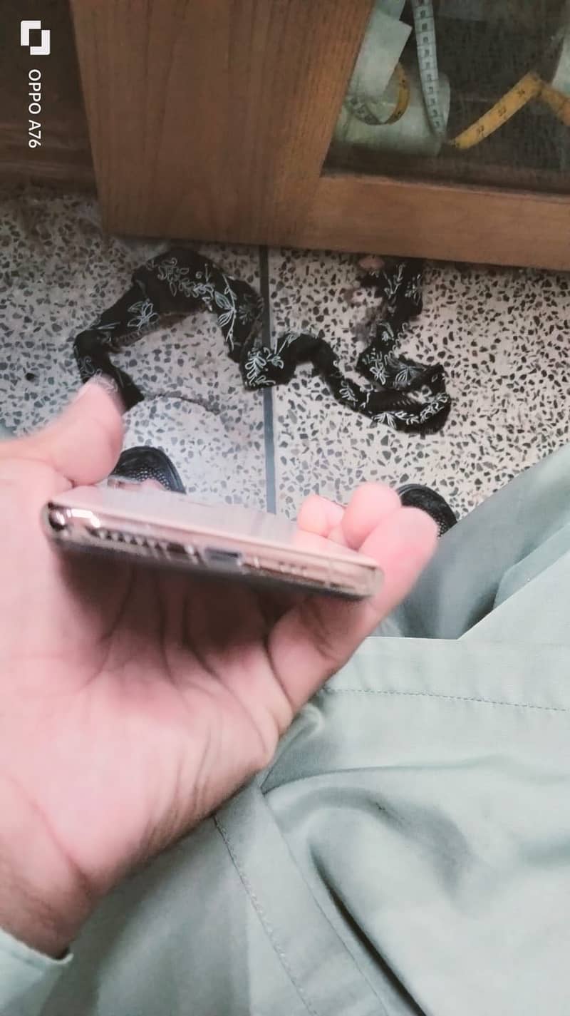 Apple iPhone XS 4