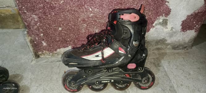 ROLLER SKATES