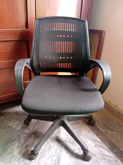 Original Boss B-514 Relax Back Revolving Chair | Like New | Rs. 11,00