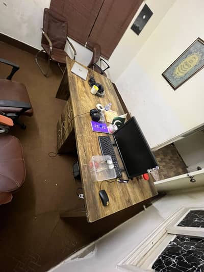 Ak office Table ha ot ak Recipe counter ha balkul new jasa ha
