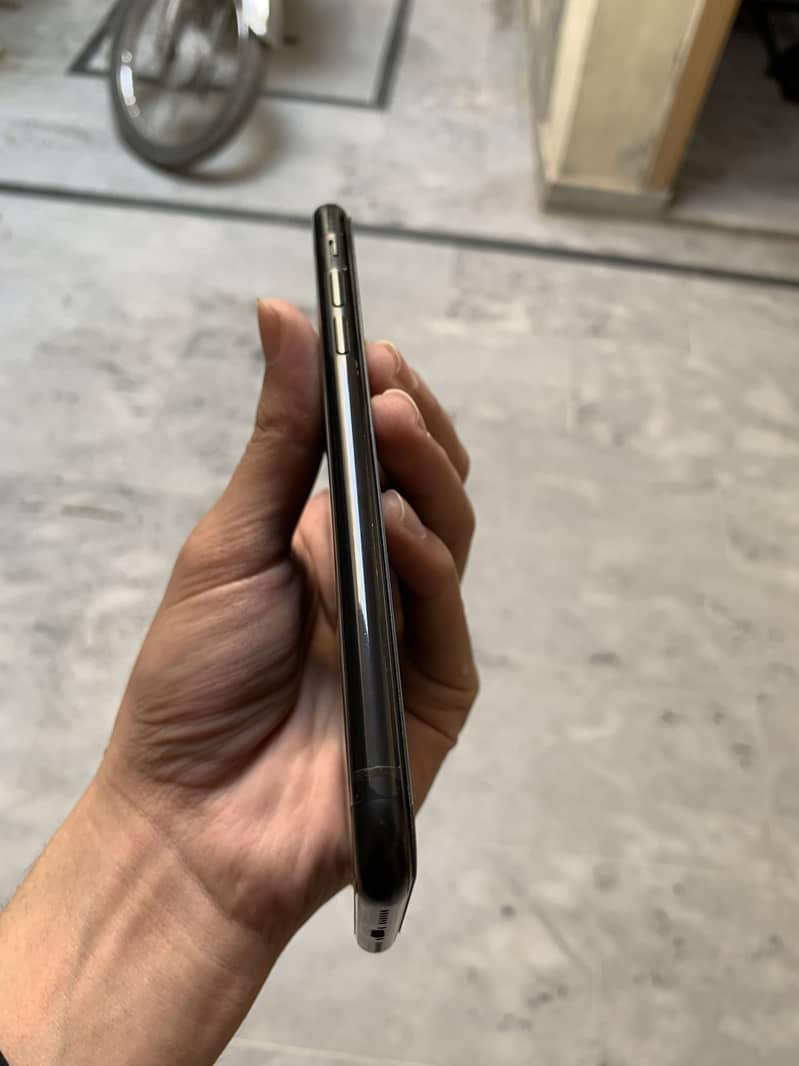iPhone XR 4
