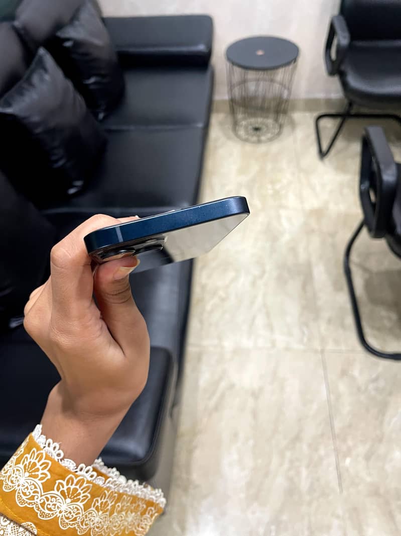 Apple iPhone 13 4