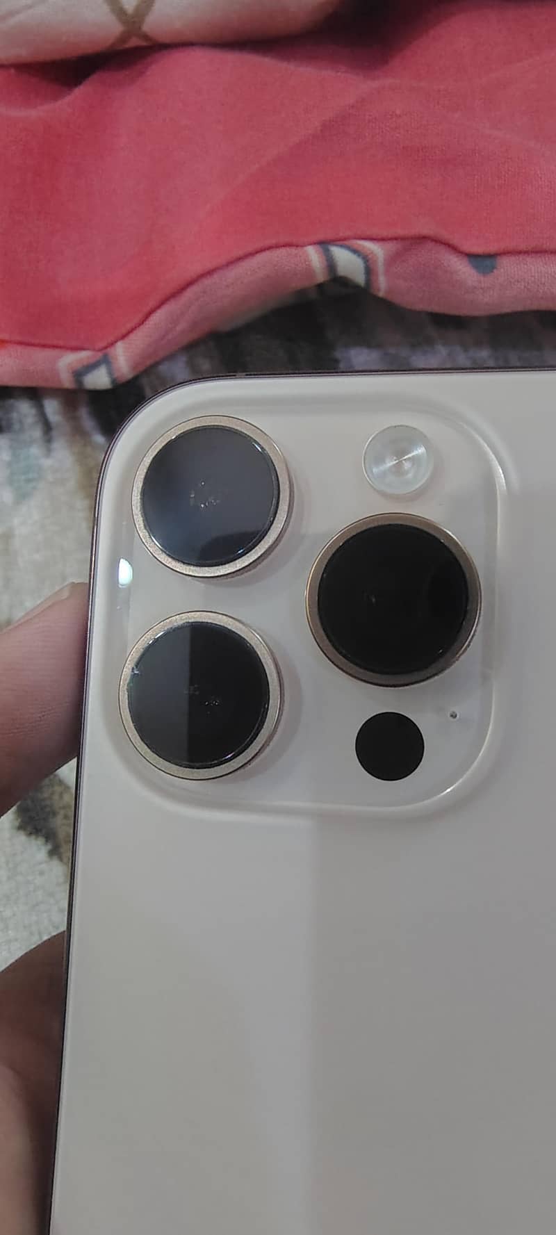 Apple iPhone 16 Pro 1