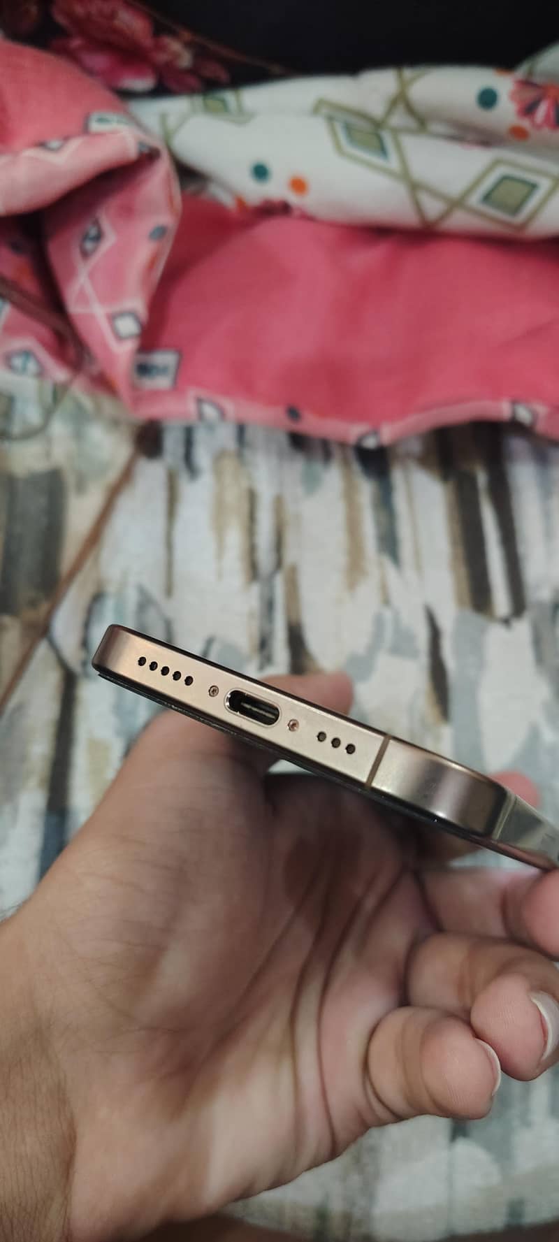 Apple iPhone 16 Pro 3