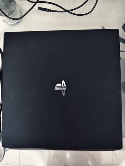 PS4 PRO 1T JailBroken (GOLDEN HEN) 10/10 & 2 Controllers