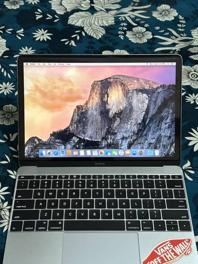 MacBook Air 12 -inch (2304 x 1440)