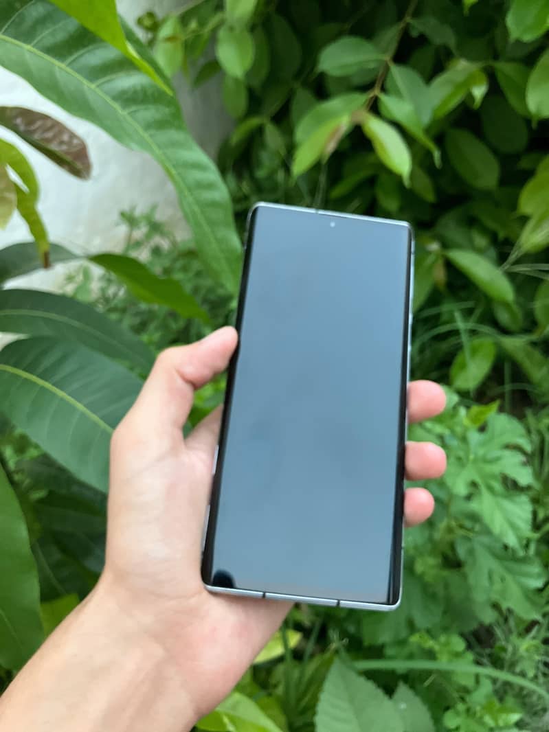 Sharp Aquos R6 1