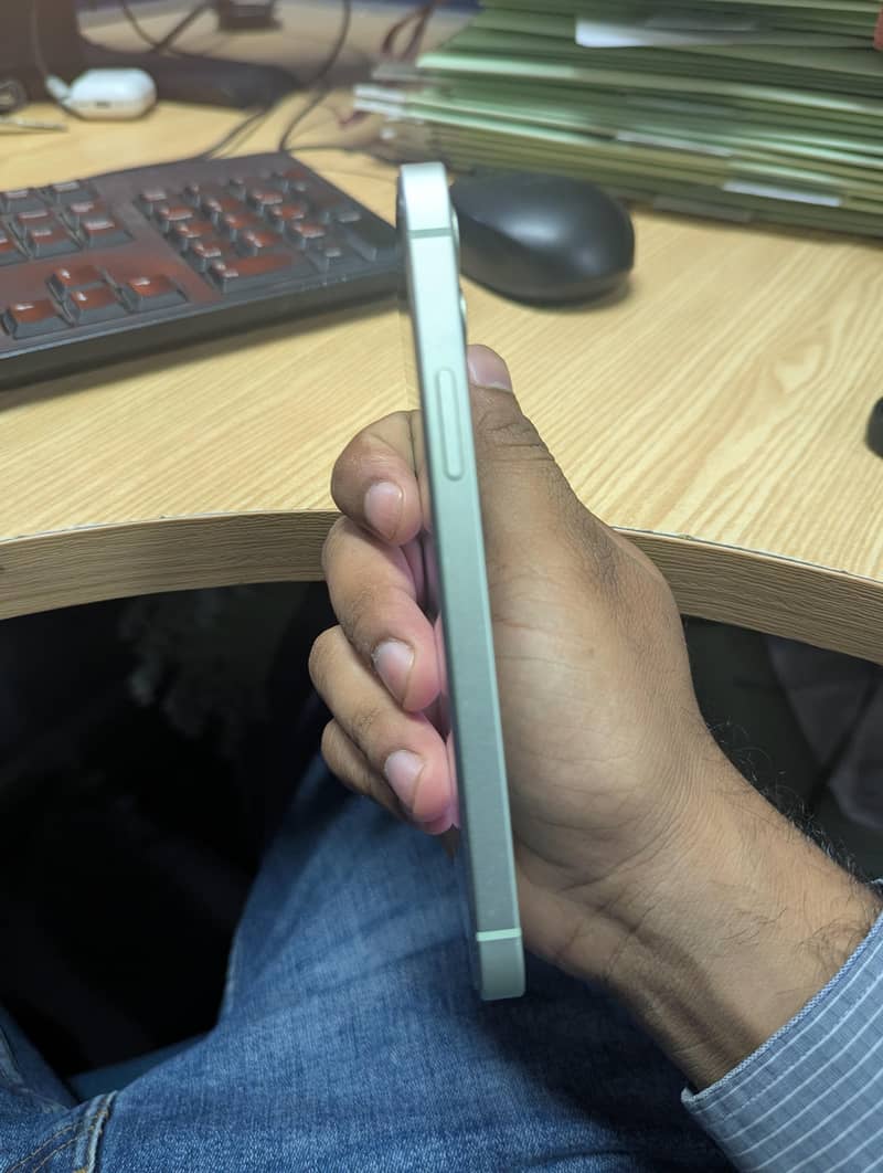 Apple iPhone 12 4