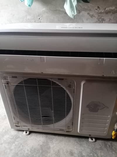 1.5 ton dc inverter ac in good condition
