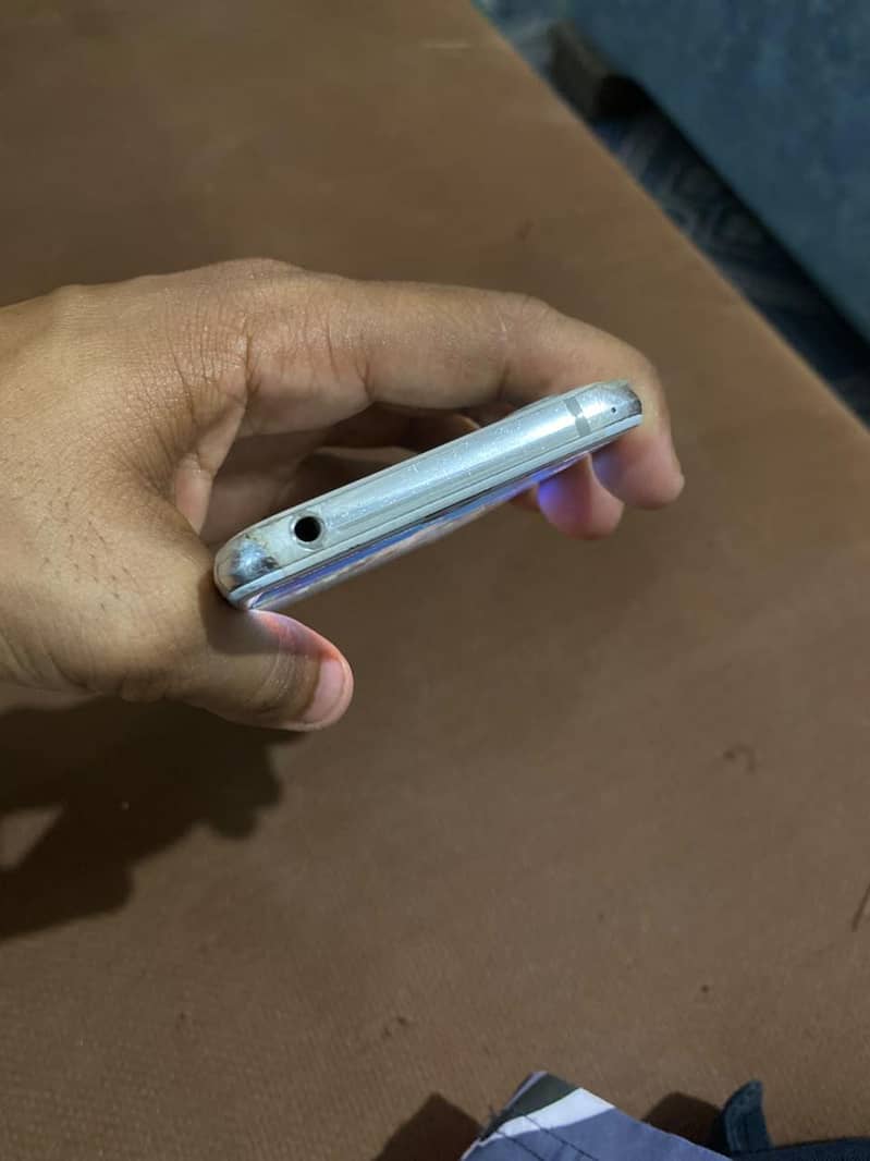 Sharp Aquos R2 3