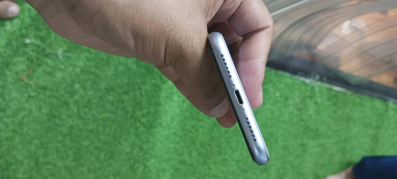 Apple iPhone 11 4