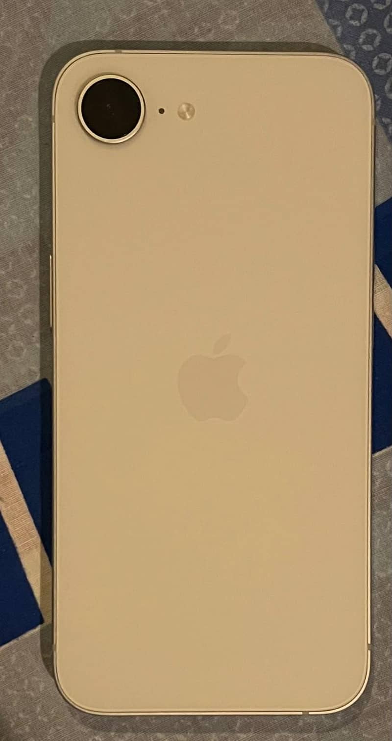 Apple iPhone 16e 3