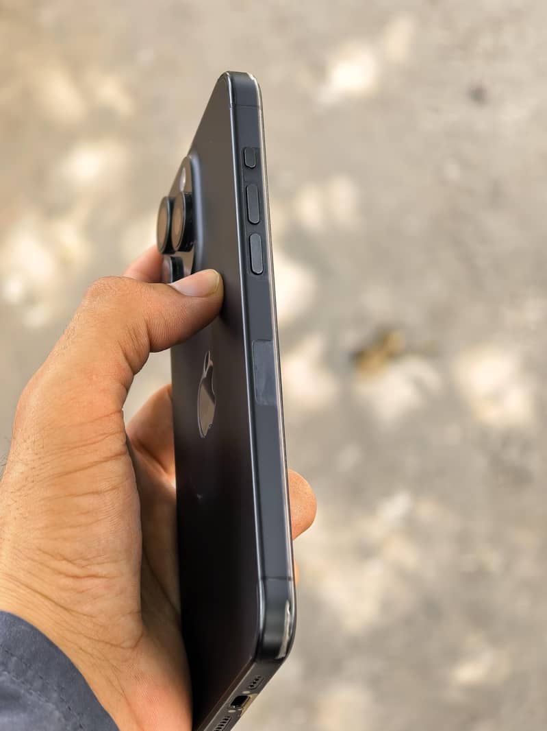 Apple iPhone 15 Pro Max 4