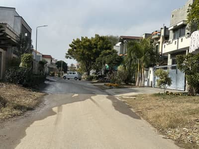 10 Marla Plot For Sale