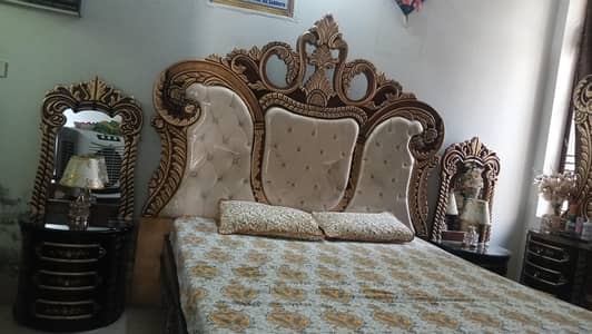 King Size Bed with Large Dressing Mirror & Side Mirror. (For sale)