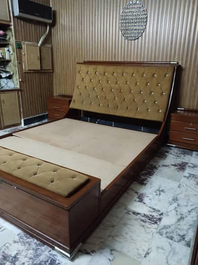 king size bedset hai do side tables or aik dressing table