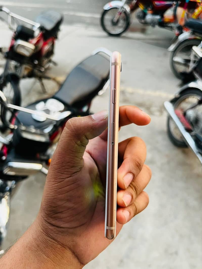Apple iPhone 8 3