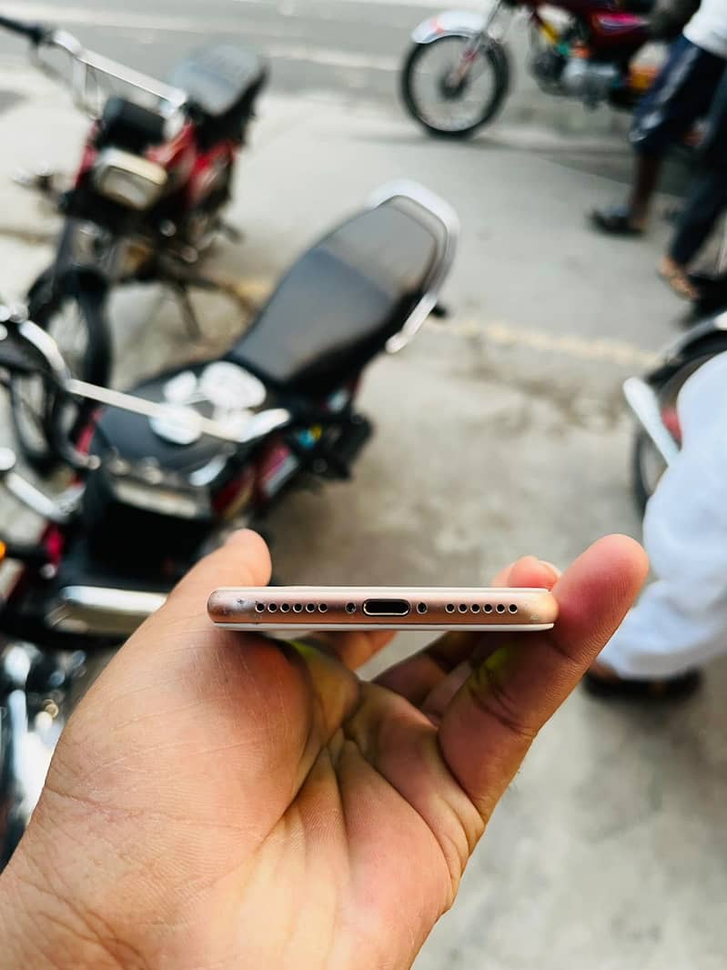 Apple iPhone 8 4