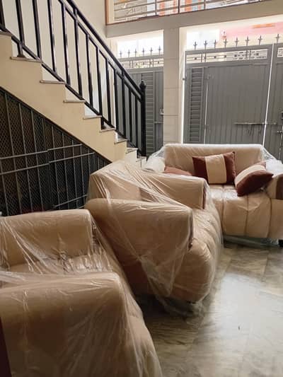 7 setar sofa bilkul new 1 din bhe use ni hue