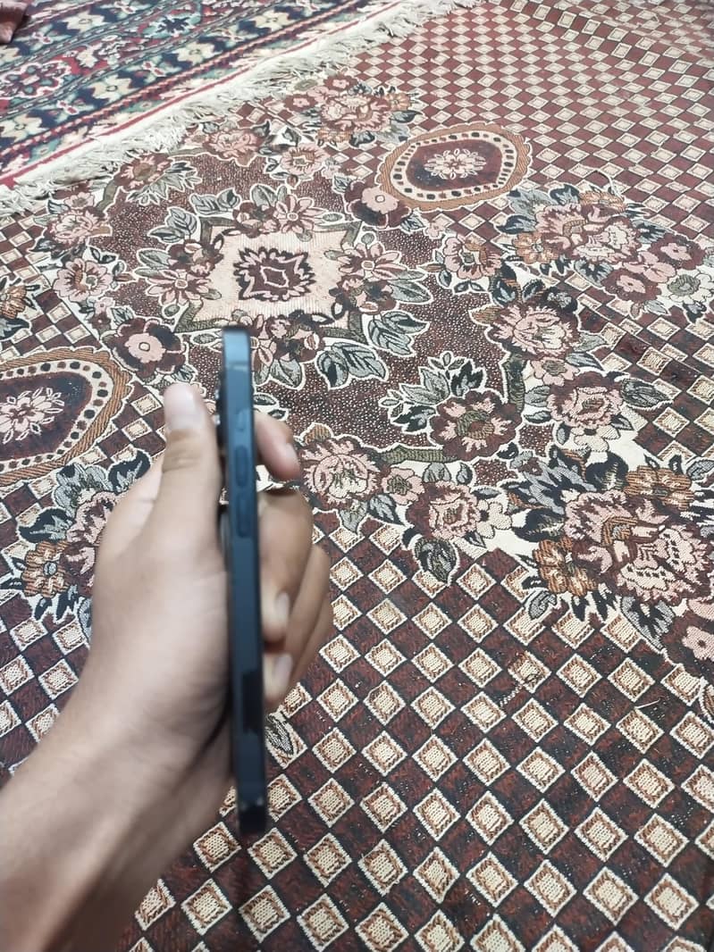 Apple iPhone 13 2