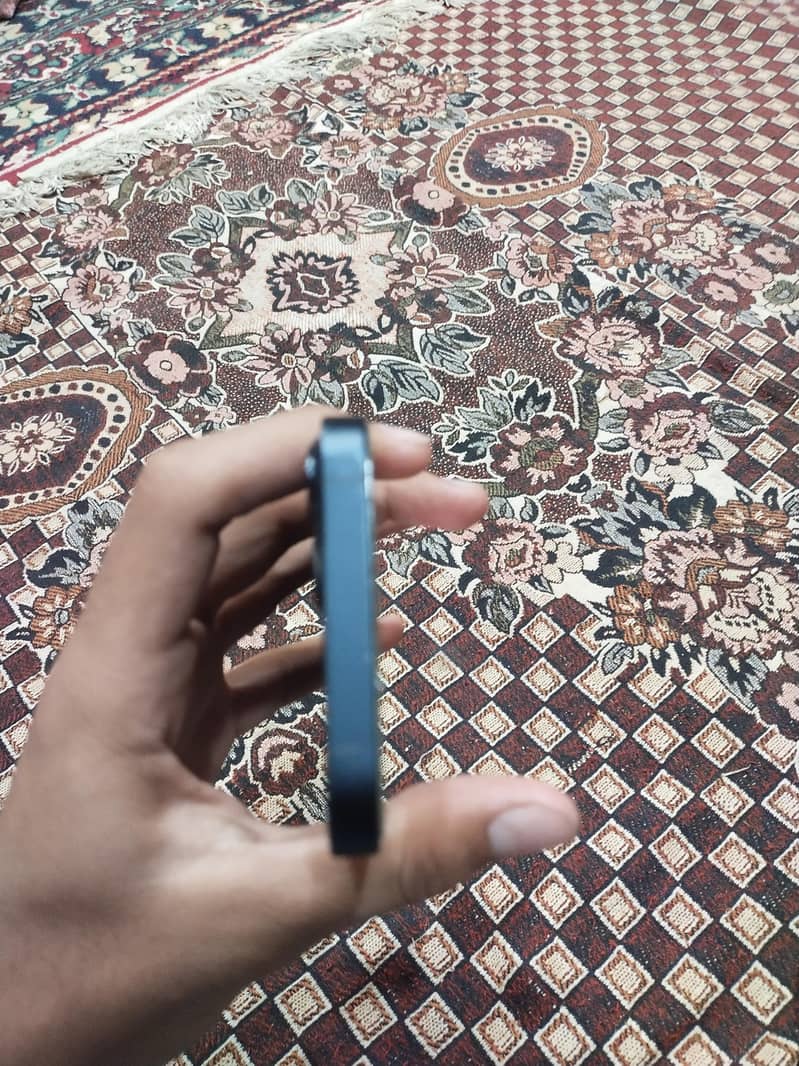 Apple iPhone 13 4