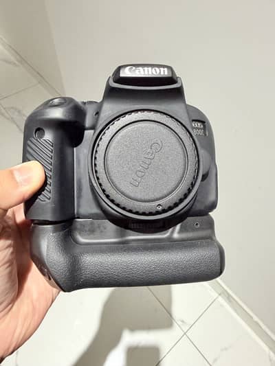 Canon 800D DSLR Camera with Sigma 17-50mm f/2.8 Lens, Extra Grip