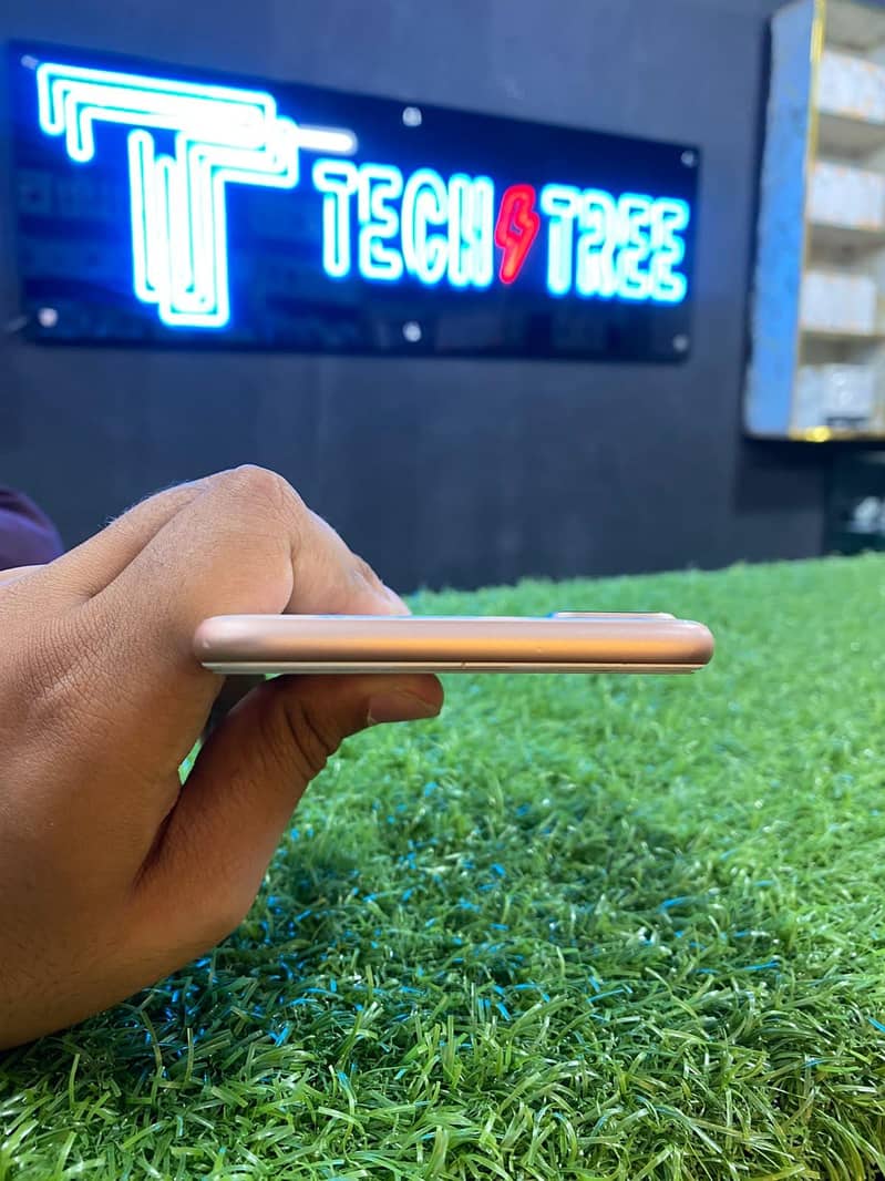 Apple iPhone 8 Plus 4