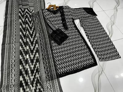 3 Pcs Women's Stitched Dobby Lawn Printed Suit