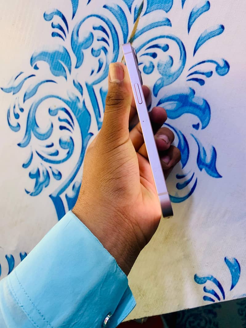 iPhone 13 4