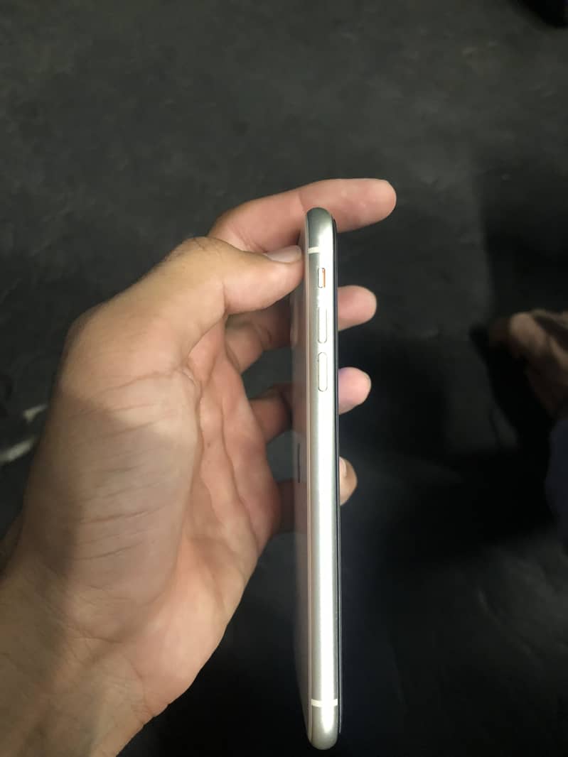 Apple iPhone 11 3